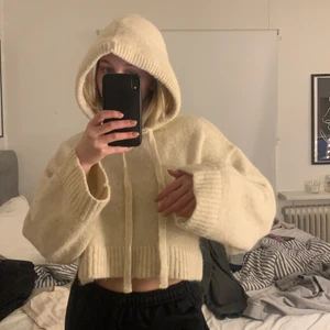 Stickad hoodie zara - Stickad hoodie från zara, aldrig använd. Creme vit🥰