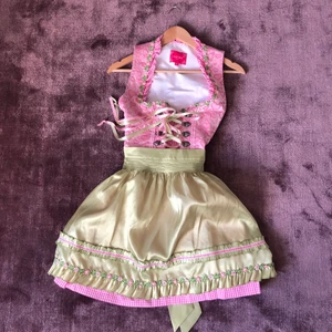 Dirndl- klänning - Otroligt fin traditionell österrikisk klänning! Aldrig använd tyvärr, men fick såna ha-begär när jag såg den att jag var tvungen att slå till. Jag är en xs/s och den passar nog båda🥰🌞