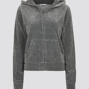 Tjocktröja - Cubus gråa velourtröja med något avsmalnande passform. Jackan har framficka, ribbstickad nederkant och ärmar. I fint skick säljer då dem är för liten. Köparen står för frakten! 