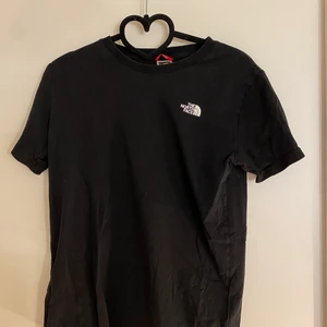 The north face t-shirt  - Säljer denna t-shirt ifrån the nort face då den inte kommer till användning. Storlek XL i barnstorlek och skulle säga att den motsvarar XS/S. Säljer för 100kr + frakt💓 Budgivning sker på priset på tröjan, dvs ingen frakt ska vara inkluderad i ditt bud!💓 