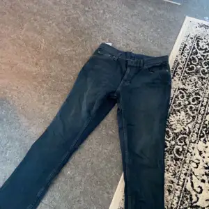 Säljer ett par Levi's Jeans storlek 30/30 Nypris: 1000 kr säljer för 400 kr  Ett par dsquared2 jeans storlek 30/32 bästa kopian man kan hitta! Köpt för 1000 kr säljer för 300 kr  Har haft på mej dessa jeans inte mer än 3 gånger eftersom de ite passar mej så bra i storleken!