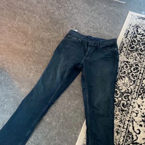 Märkes Jeans - Säljer ett par Levi's Jeans storlek 30/30 Nypris: 1000 kr säljer för 400 kr  Ett par dsquared2 jeans storlek 30/32 bästa kopian man kan hitta! Köpt för 1000 kr säljer för 300 kr  Har haft på mej dessa jeans inte mer än 3 gånger eftersom de ite passar mej så bra i storleken!