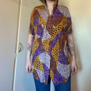 Tunn skjorta med luva & knappar - Knappt använd, fint skick. Osäker på storlek men runt L/XL.