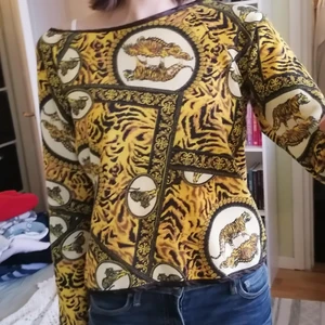 Tröja med tigermönster - Något korta ärmar