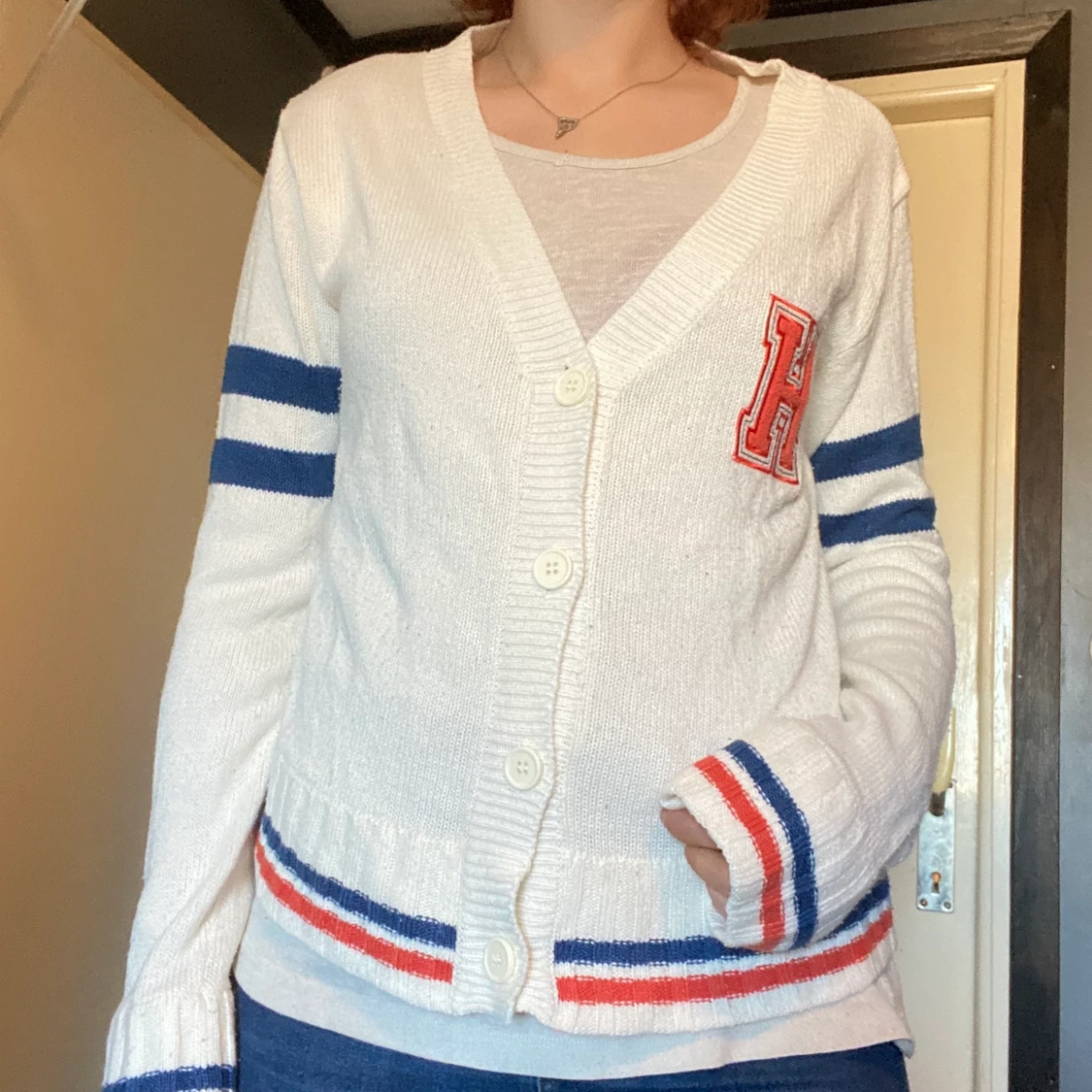 Stickad kofta med knappar