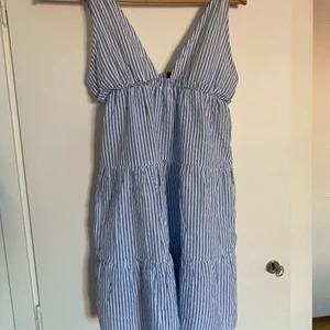 Sommar klänning  - Randig klänning perfekt till sommaren🌸 Aldrig använd