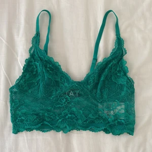 Topp - JÄTTE snygg topp/bh från /STAY som endast är använd en gång! Den är i en jättesnygg grön som verkligen sticker ut, som man både kan använda under en kavaj eller som en vandlig BH/topp under tröjor. Om man vill ha fler bilder skriv!🥰