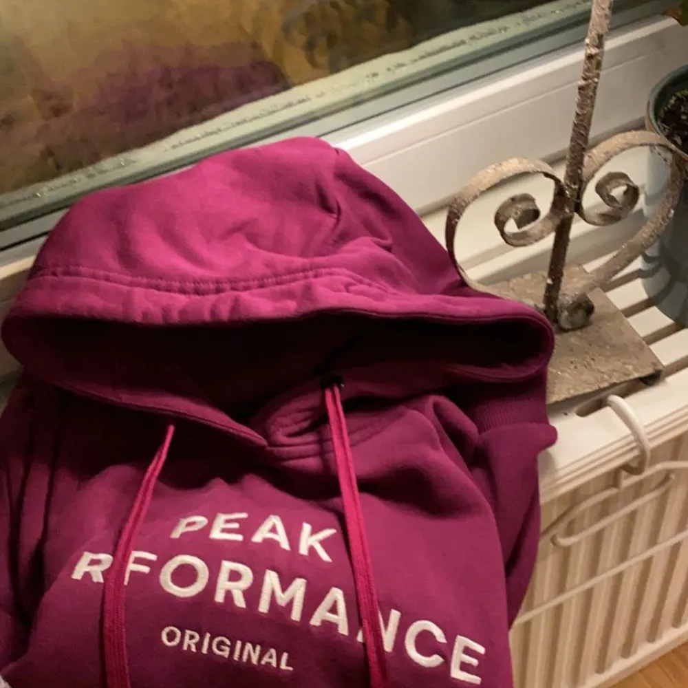 Säljer en nästan oanvänd peak performance hoodie i väldigt fint skick.💕 storlek S. Skriv om ni har frågor eller vill ha fler bilder å så😊. Hoodies.