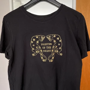 Cool tshirt från Monki - Jättefin tshirt med guldiga leoparder (?). Den är några år gammal men verkligen inte sliten