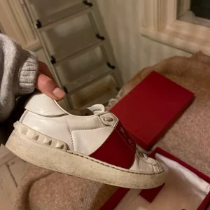 Valentino skor - Säljer mina galet snygga valentino skor, strl 36 passar 36-37❤️pris 1500 box dustbag kvitto finns