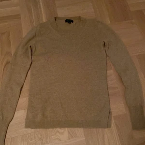 Fin cashmere beige tröja❤️ - En jättefin beige cashmere tröja skriv priv om frågor och pass form❤️ orginal pris 1600kr