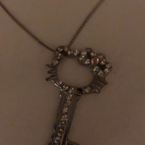 Hello kitty berlocker  - Har man frågor elr vill ha fler bilder så äre ba att skriva :) står ej för frakt, pris kan diskuteras🤍