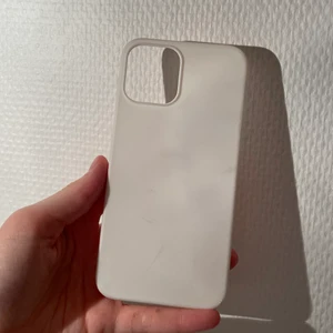 iPhone 12 skal  -  Helt nytt skal till iPhone 12, frakten är 14kr med PostNord. Packas säkert i bubbelplast och postbevis samt gåva ingår alltid, pris sänks inte !! 