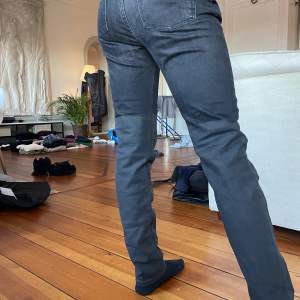 Jättefina jeans från Dagmar, aldrig använda! Köpta i Barcelona för ett par år sedan. Står storlek 40 men mer 36/38! 