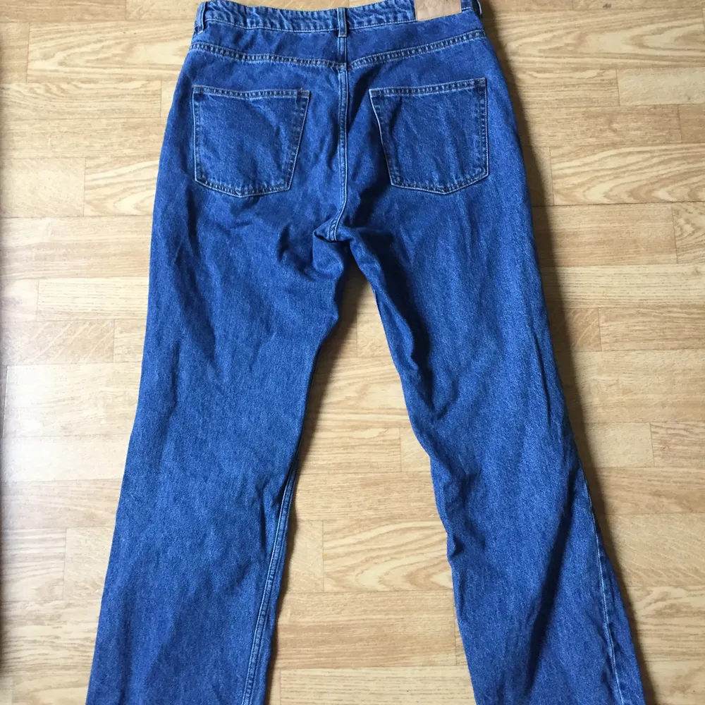 Blåa jeans från Monki o storlek 31/M. Använda några gånger men säljer pga inte min stil längre. Skriv för fler bilder eller pris diskutering 🌼🌸. Jeans & Byxor.