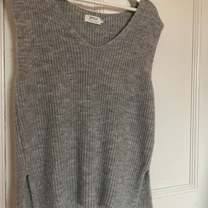 En jättefin väst köpt ifrån only - En jättesöt ljusgrå väst köpt ifrån only för 299kr. Vill se vilka som är intresserade. Satt priset på 140kr 