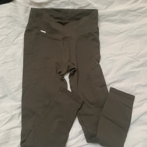 Aimn  - Mörkgröna ribbade tights. Nypris 699 säljer för 350 inkl frakt. Storlek M