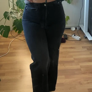 Raka svarta jeans - Jättefina jeans som tyvärr är lite för små. Har i vanliga fall 38  i andra jeans. Passar kanske någon med storlek 36. Frakten kan diskuteras.