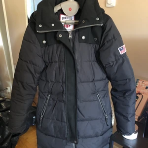 Bondelid vinterjacka stl M - Använt jackan 3 gånger och är i nyskick! Den är varm, fodrad, svart och i storlek M. Går att justera i midjan. Finns i Stockholm, kan posta men du står för frakt. 