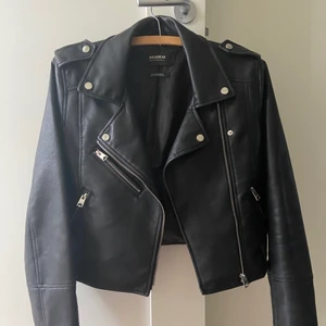 Skinnjacka - Skinnjacka (ej äkta skinn) från Pull & Bear i kortare modell, storlek M (den är mindre i storleken). Mycket bra skick! 