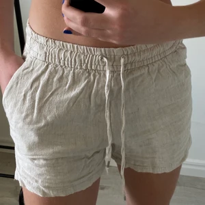 Linne shorts Hm - Säljer dessa linne short i beige från hm🥰🌾 Passar storlek 36 lika så! 