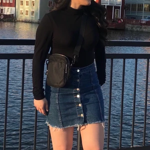 jeans kjol, Strl 38 - En super fin marinblå jeans kjol från Ginatricot, i storlek 38. Materialet är rörlig och flexibelt, alltså passar den även bra för dig som ligger mellan M och L.