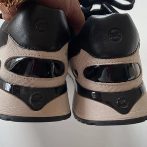 Michael Kors skor - Snygga sportiga trendiga Michael Kors skor. Storlek 38,5 passar 38-39! 