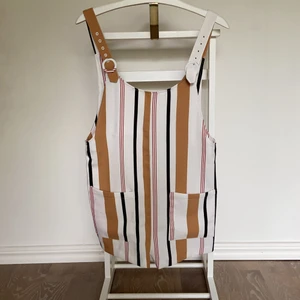 Byxdress, S - En byxdress från forever21, bra skick men lite genomskinlig 