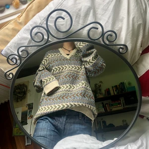 Oversized  stickad tröja  - Köpt second hand, ursprungligen från kappa:)) Är i bra skick men säljer då den inte kommer till användning längre. Står ingen storlek i den men skulle säga att den passar allt från  till S till L då den e oversized. Köpare står för frakt☺️☺️