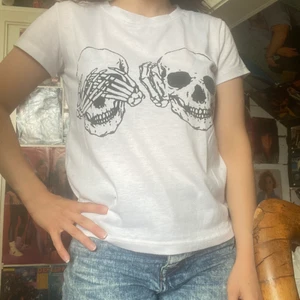 T-shirt  - T-shirt i ganska bra skick dock lite nopprig. Katt i hemmet. Stretchigt material. 