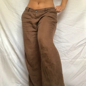 Bruna linnebyxor  - Köp direkt för 300kr!! BUD ENDAST GILTIGT OM MAN ÄVEN SKRIVIT PRIVAT! bruna linnebyxor med coola bakfickor. Kan bäras både hög och lågmidjat. Mycket breda i benen. Luftiga och därför perfekta till en sommarkväll! Visas på en w29 L32. Måtten på byxorna: midja:93cm innerbenslängd:79cm. Finns ett hål på vänster ben men syns ej så tydligt när man väl har på sig den. (Därav det låga priset) Går säkert att sy igen. Köpare står för frakt. Bud: 200kr. Avslutas 2/8 21:30