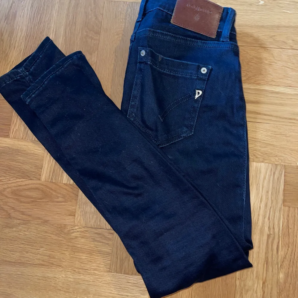 Mörkblå dondup jeans. Använda ett fåtal gånger. Storlek 26. Jeans & Byxor.