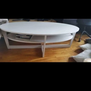 Vardagsrumsbord  - Säljer detta soffbord, det är inget fel på det, jag har bara inte plats länge tyvärr.. Den har ett litet jack på mitten av bordet, men det syns knappt, dedan så har den en missfärgning på ena sidan. Det finns bild på båda. 