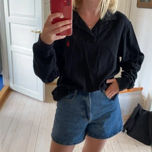 Ralph lauren piké - Svart Ralph lauren piké i storlek L (herr) men passar perfekt som oversized tröja🌸