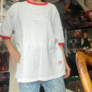 T-shirt  - T-shirt i fint skick bara lite nopprig. Katt i hemmet. Strolek är uppskattad, den ska vara oversized och sitter som en large på mig som har small. 