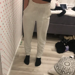 Byxor  - Säljer dessa fina vita byxor från H&M i storlek s. Nästan aldrig använt men dom har fläckar vid midjan. Säljer dom bara för 30 kr. 