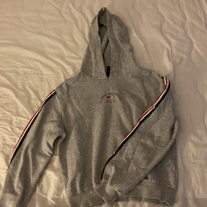 Hoodie från HM strl xs  - Grå hoodie med tryck från h&m i storlek xs. Använd fåtal gånger och i fint skick.
