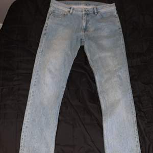 Jeans från drdenim som är ljusblåa och väldigt skönt material. Storlek W34L32. Dem är i nyskick använt 1 gång säljer för att dem är för små. Jag kan nås från 10:00-02:00
