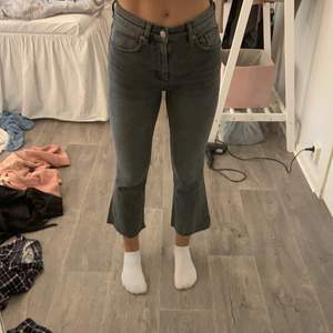 Croppade lätt utsvängda jeans från zara i en superfin grå färg! Passar 32-36 skulle jag säga och jag är 173 lång så om du är runt 160-165 så sitter dem nog superbra i längden ⚡️⚡️ KÖPAREN STÅR FÖR FRAKT⚡️⚡️