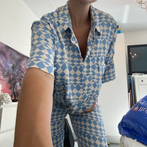 Mönstrad skjorta - Blå/vit mönstrad skjorta från Zara använd endast en gång. Säljer även matchande byxor i ett annat inlägg. Båda två kan köpas som ett paketpris för 400. Köparen står för frakt.