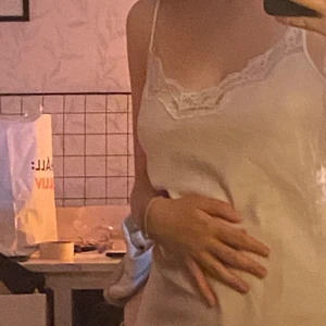 rosa nattlinne<3 - Ett jättegullig rosa nattlinne i storlek 38/40! Kan användas som vardagsklänning oxå:) sitter lösare på mig som brukar bära S!!