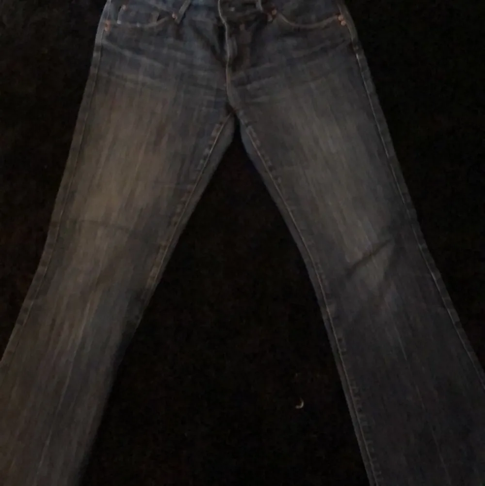 Jättefina lågmidjade bootcut jeans. I storlek M/L. Jag är 172 och M och de är lite för stora för mig. Köparen står för frakten💞. Jeans & Byxor.