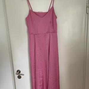 Arket klänning  - Arket rosa klänning, superfint svall. Hittar ingenting att anmärka på mer än att den skulle behöva strykas då den är lite skrynklig. Fraktas med spårbar frakt för 66. Önskar man billigare frakt kan jag skicka utan spårbar frakt  