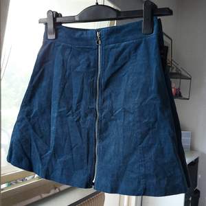 Blå kjol i manchestermaterial, storlek 36 från nelly. Aldrig använd med lapparna kvar. 