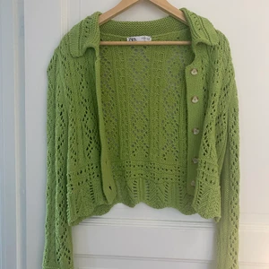 Grön stickad kofta från Zara - Jättesöt kofta från Zara som jag använt under 5 gånger som inte riktigt är min stil. 