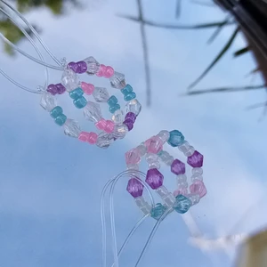 Ringar - Båda ringarna är runt 8 cm nya och hemmagjorda och dom är gjorda av elastisk tråd