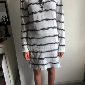 Randig klänning - Knappt använd, väldigt bra skick. Säljer då den inte används. Det är min lillasyster som har på sig den på bilden💕 Köparen står för frakt men kan samfrakta om man vill ha mer.