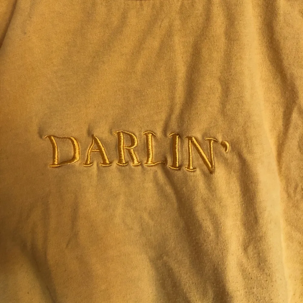 En gul t-shirt från H&M ✨ Fyndat på secondhand och är lite nopprig, annars i fint skick! 🤎 Köpare står för frakt. . T-shirts.