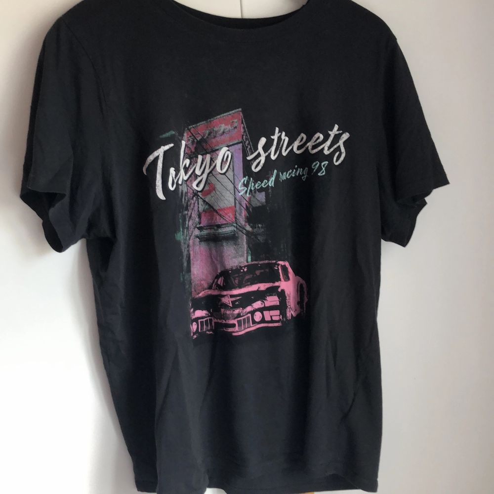 Säljer en T-shirt från Ginatricot. Materialet är luftigt och skönt. T-shirten är i bra skick då jag inte tycker den är min stil och därav är den inte använd. T-shirten är i stl XL men funkar utmärkt till stl S om man vill ha den oversized💕💕 köparen står för frakten💕💕🎸. T-shirts.