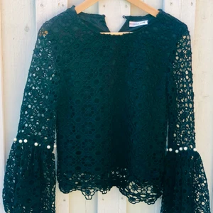 Oanvänd Double A collection, festtop - Festlig, lyxig top med vita pärlor på ärmarna, köpt i liten modebutik i Marbella för 2 år sedan Helt oanvänd. Nypris 899 kr